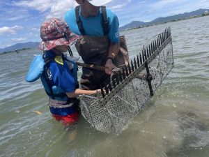 Read more about the article 6月 水辺の教室　「じょれんってなぁに？」〜しじみ漁を体験しよう！〜